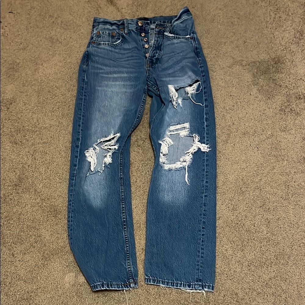 Relaxed Blue Distressed Jeans with Vintage Appeal